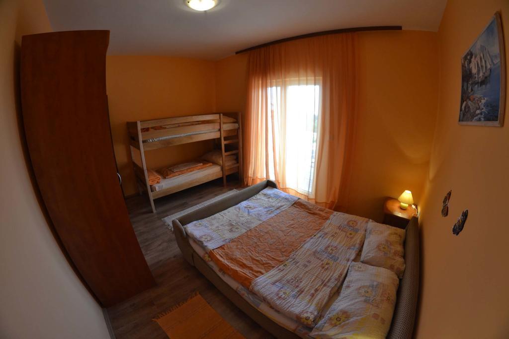 Apartmani Jenny I Tania โลปาร์ ภายนอก รูปภาพ